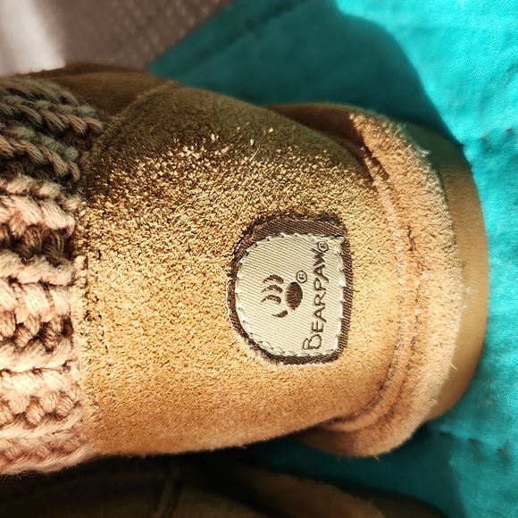 Beautiful Bearpaw boots - Picture 15 of 16